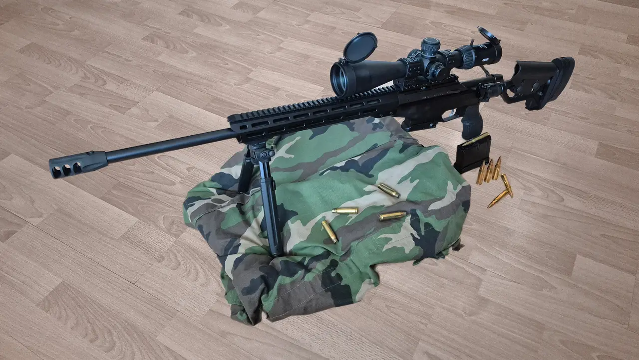 Odstreľovacia puška Tikka T3X TAC A1 s puškohľadom a dvojnožkou, vedľa nábojov Sellier & Bellot .308 Win
