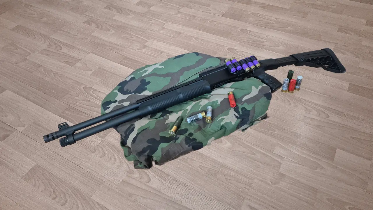 Opakovacia brokovnica Akkar Karatay s nábojmi Sellier & Bellot — jednotná strela, buckshot a magnum