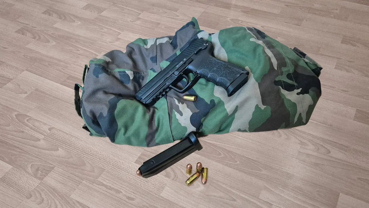 Samonabíjacia pištoľ Heckler & Koch HK45 s nábojmi Sellier & Bellot .45 Auto